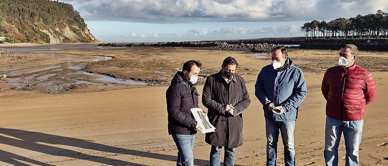 Por la izquierda, el director general del Medio Natural, David Villar; el director general de Pesca Marítima, Francisco González; el alcalde, Alejandro Vega, y el edil de Obras, Marcos Ortiz, ayer, en la ría de Villaviciosa.