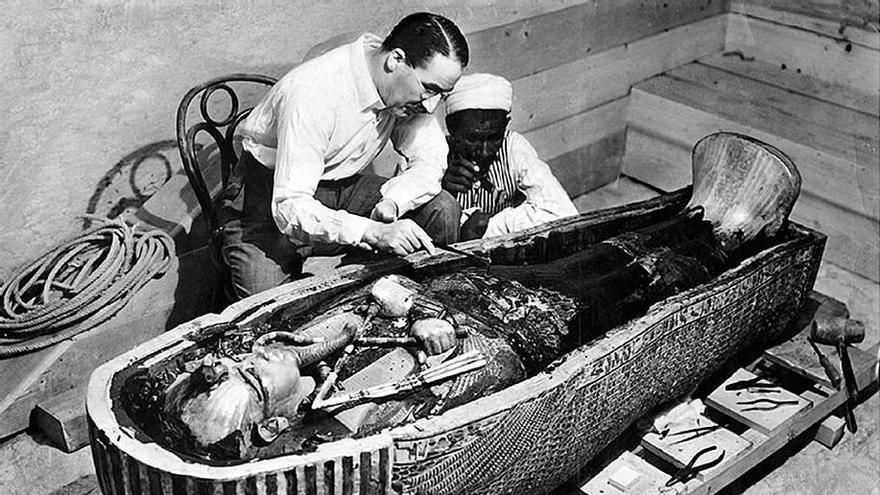 Howard Carter examina el sarcògaf del faraó Tutankamon.