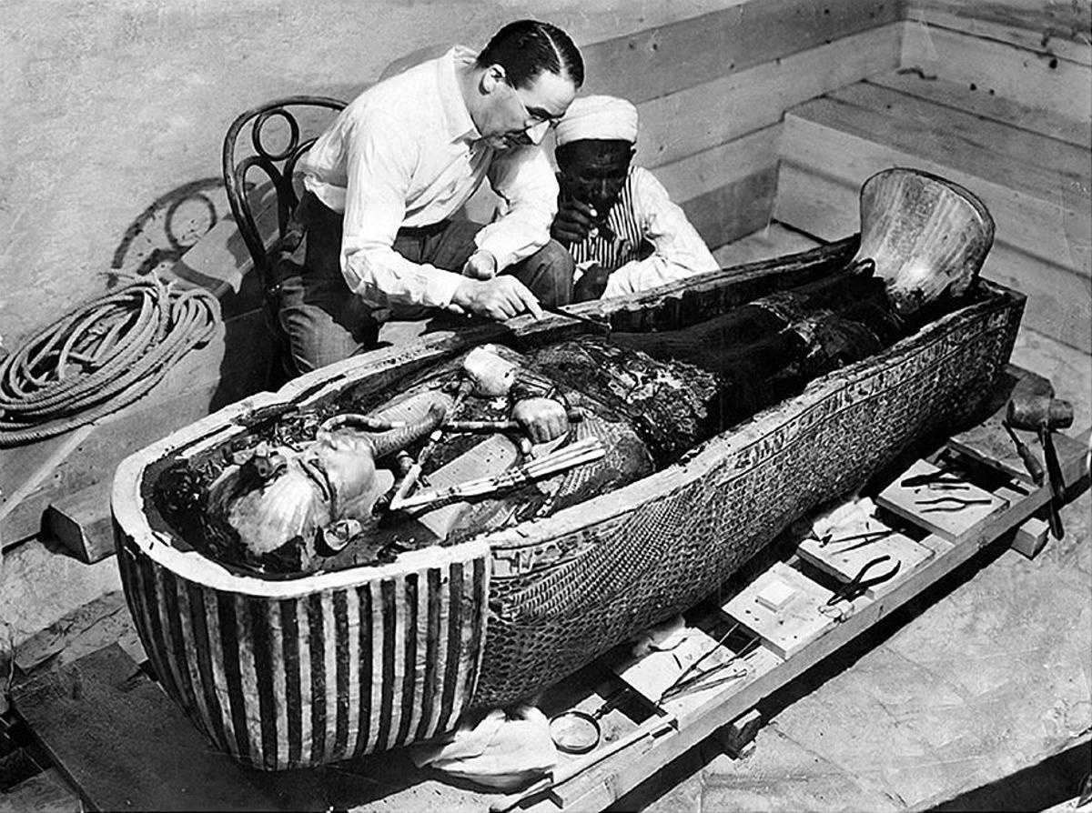 Howard Carter examina el sarcògaf del faraó Tutanamon.