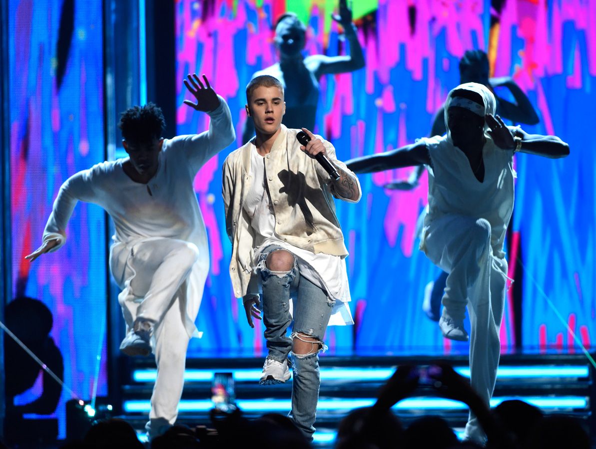 Justin Bieber durante su actuación en los Billboard Music Awards 2016