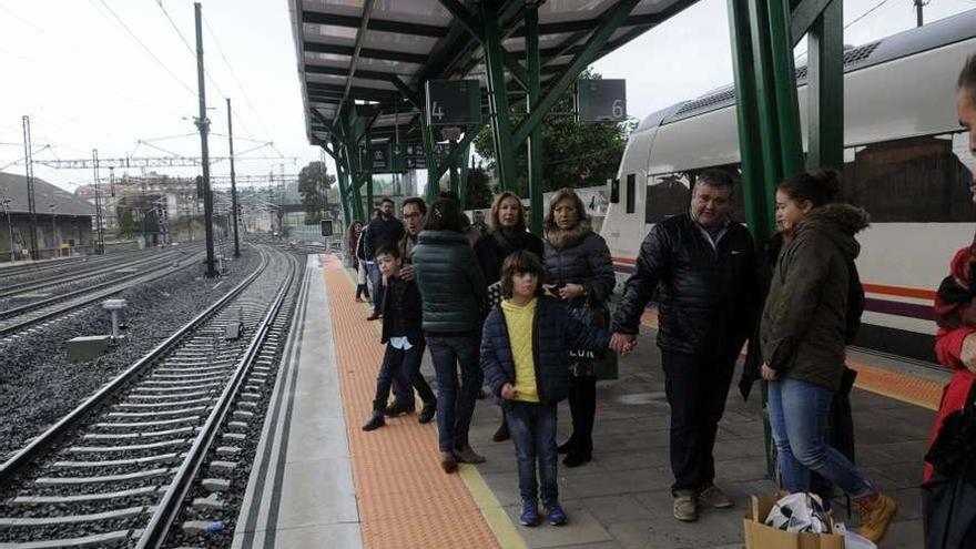 Un grupo de viajeros en la estación de tren de Vilagarcía. // Noé Parga