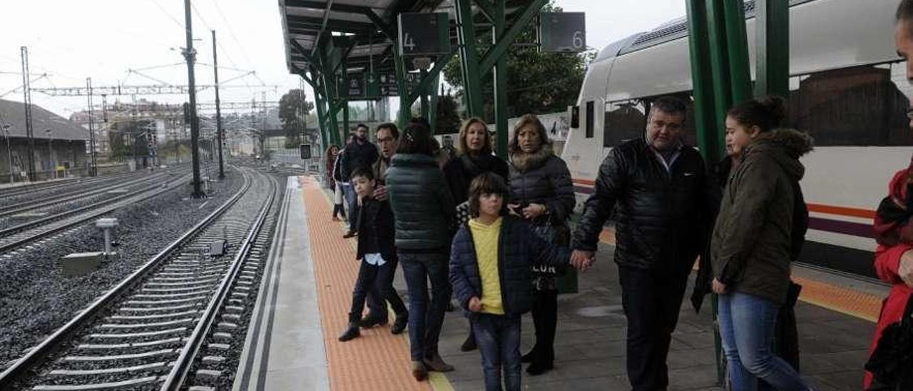 Un grupo de viajeros en la estación de tren de Vilagarcía. // Noé Parga
