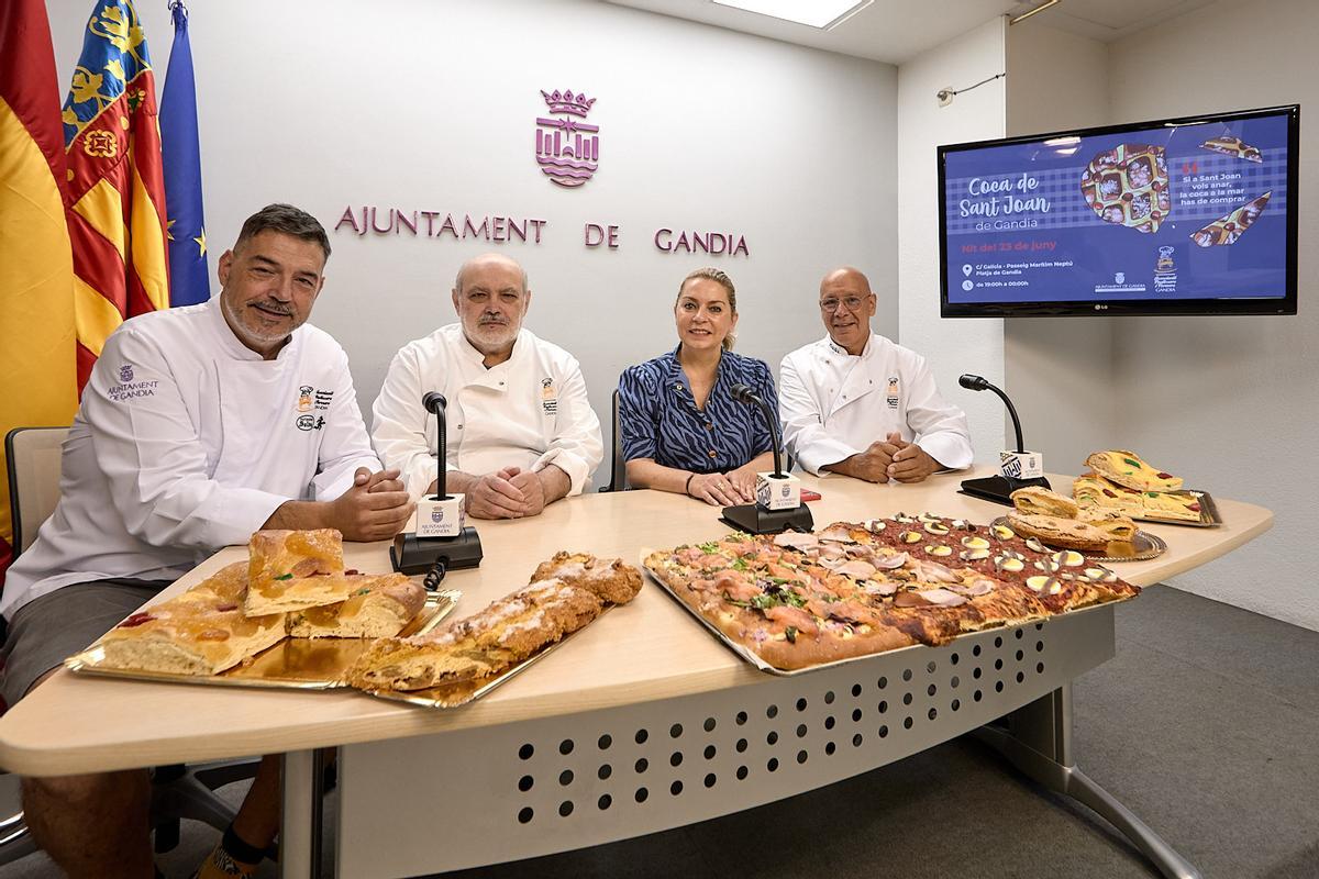 Presentación de les coques de San Joan