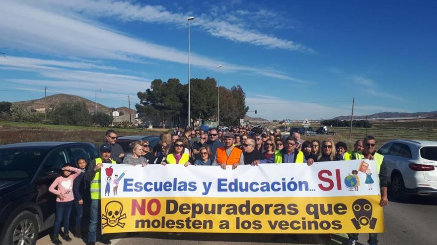 Los vecinos de La Campana mostraron ayer la pancarta en la que se leía &#039;Escuelas y educación sí. No depuradoras que molesten a los vecinos&#039;.