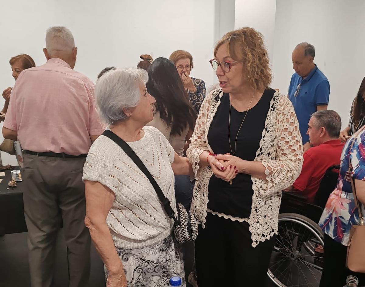 María Martínez, con una vecina.