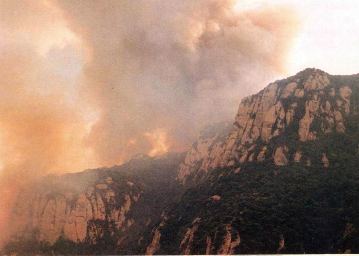 Les flames i el fum al massís de Montserrat, l'agost de 1986
