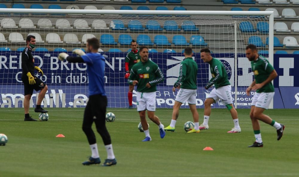 Instantes del encuentro entre la Pionferradina y el Elche.