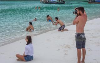 La última foto viral: "Cuando eres un tonto más haciéndole fotos a tu chica para Instagram"