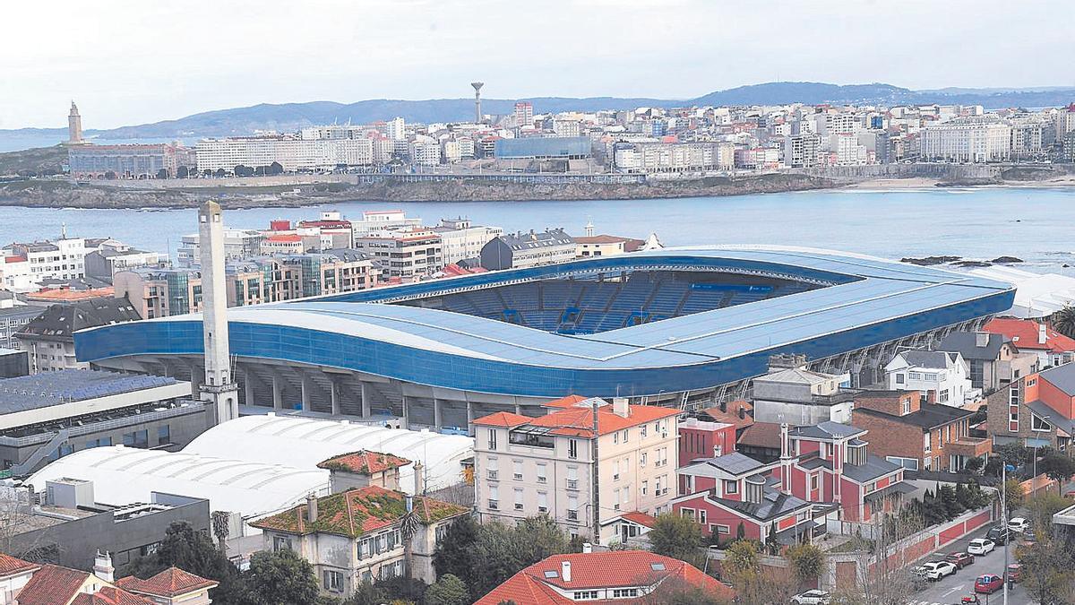 Vista de Riazor con la bahía coruñesa al fondo