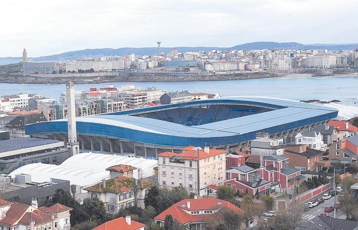 Vista de Riazor con la bahía coruñesa al fondo