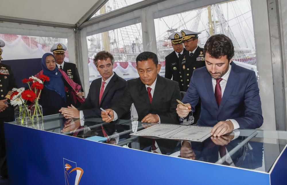 Acto de entrega del Bima Suci a la Armada de Indon