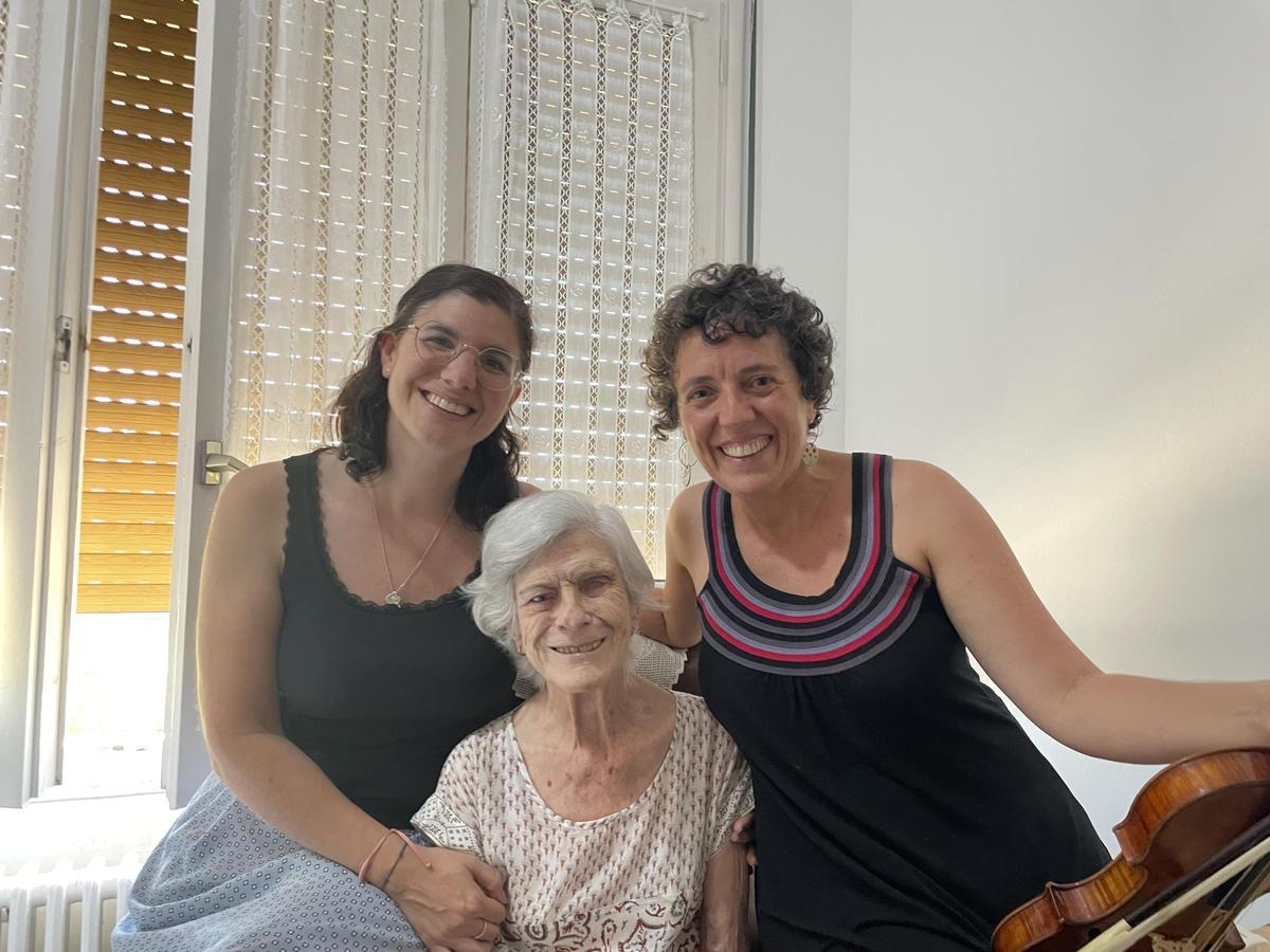 La directora tècnica de la residència, Clara Carbonell; la Montserrat; i la música Adriana Alcaide