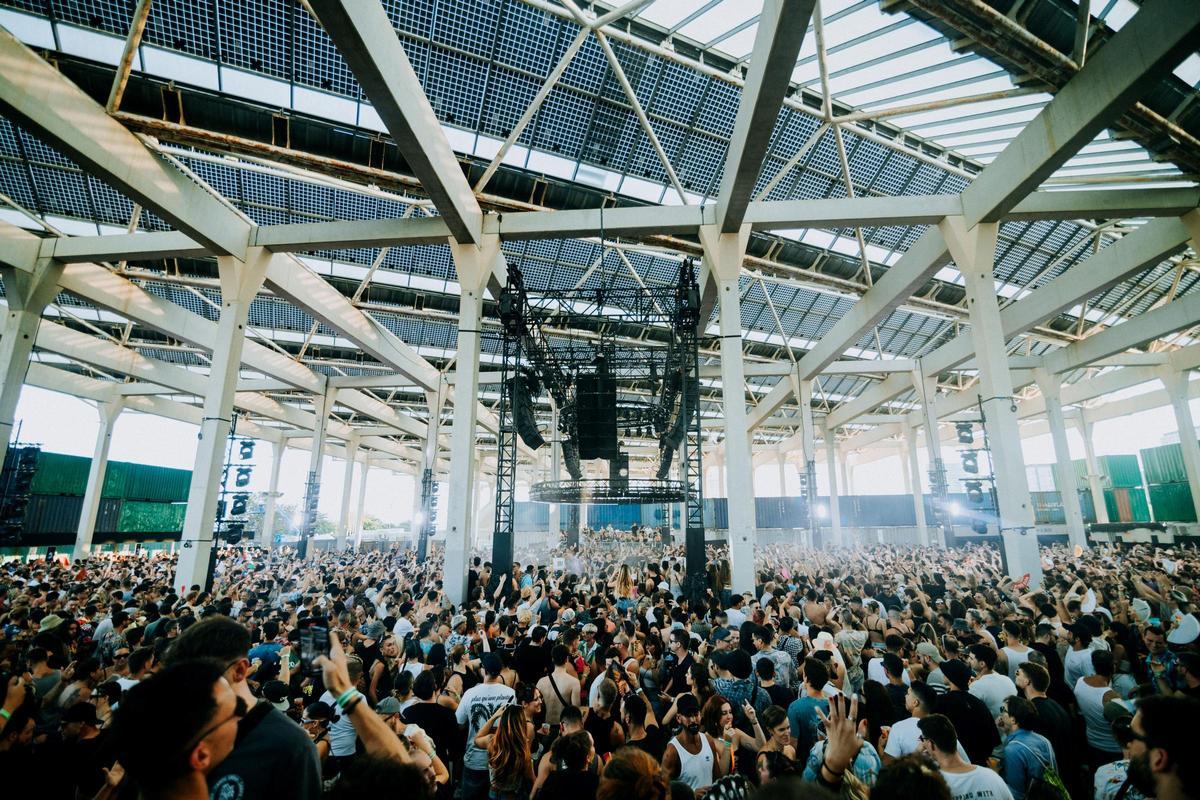 Público en el Brunch Electronik en el parque del Fòrum, en Barcelona.