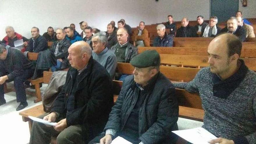 Asistentes a la asamblea de regantes celebrada ayer en Moraleja del Vino.