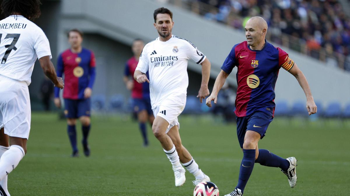 Así fue el recital de Xavi e Iniesta en el Clásico de las Leyendas ante el  Real Madrid