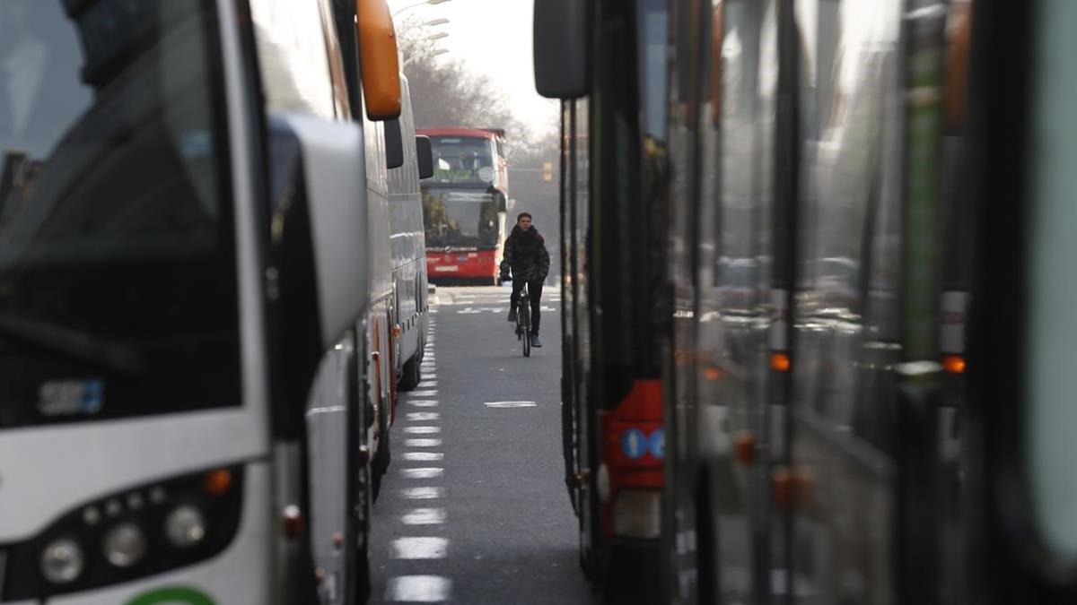 zentauroepp37314188 los vecinos se quejan del exceso de autobuses en la ronda un201123184756