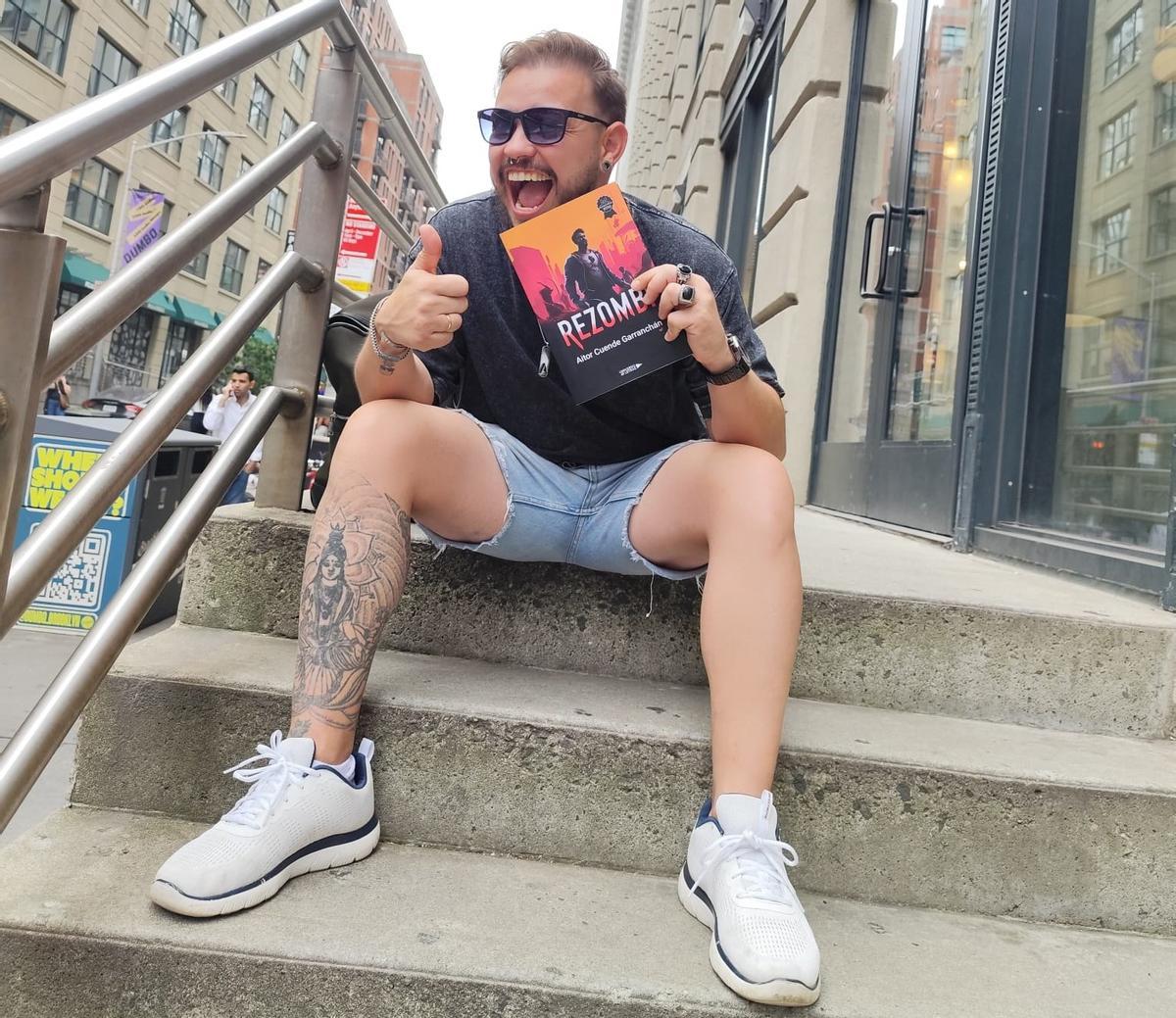 Aitor Cuende con su libro.