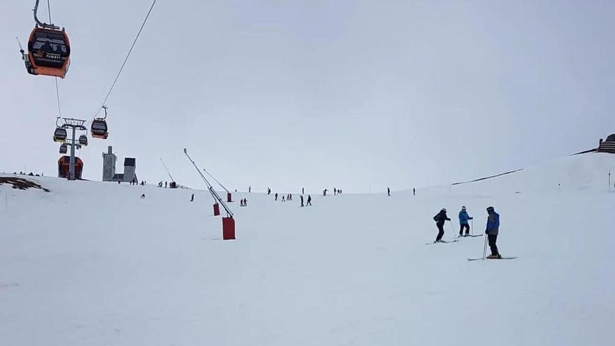 Pajares, de rebajas: la estación de esquí de Lena reduce el precio del  forfait a la mitad por la falta de nieve en la zona - La Nueva España