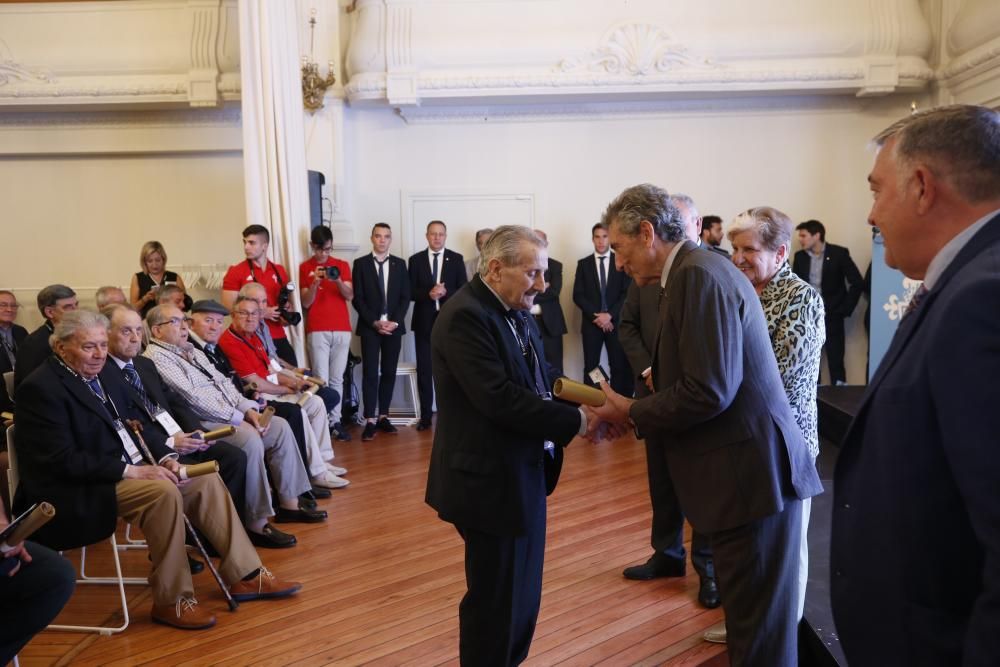 El acto de entrega de las insignias de oro a los socios del Celta // R. Grobas