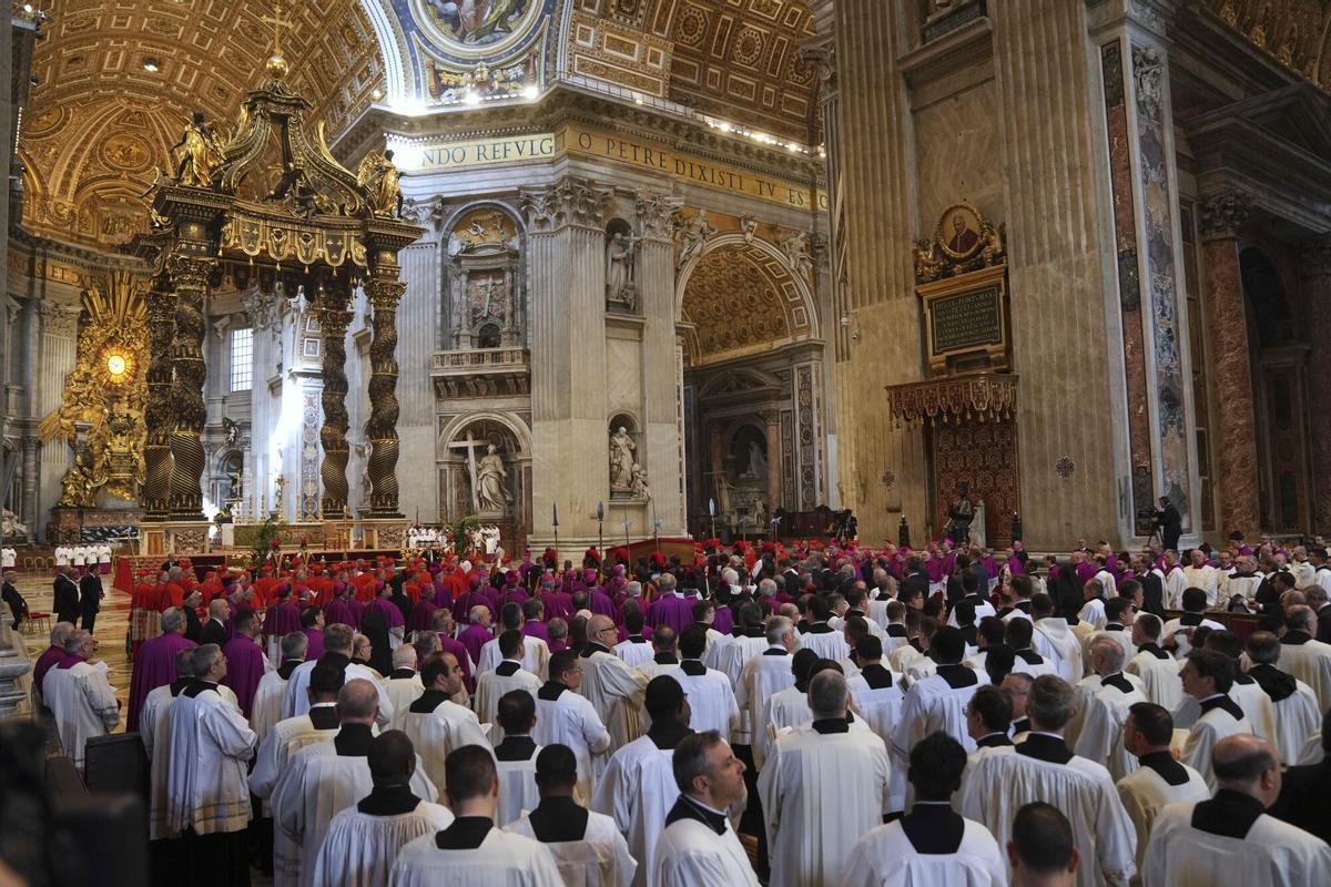 El trasllat del fèretre del papa Francesc a la basílica de Sant Pere, en imatges
