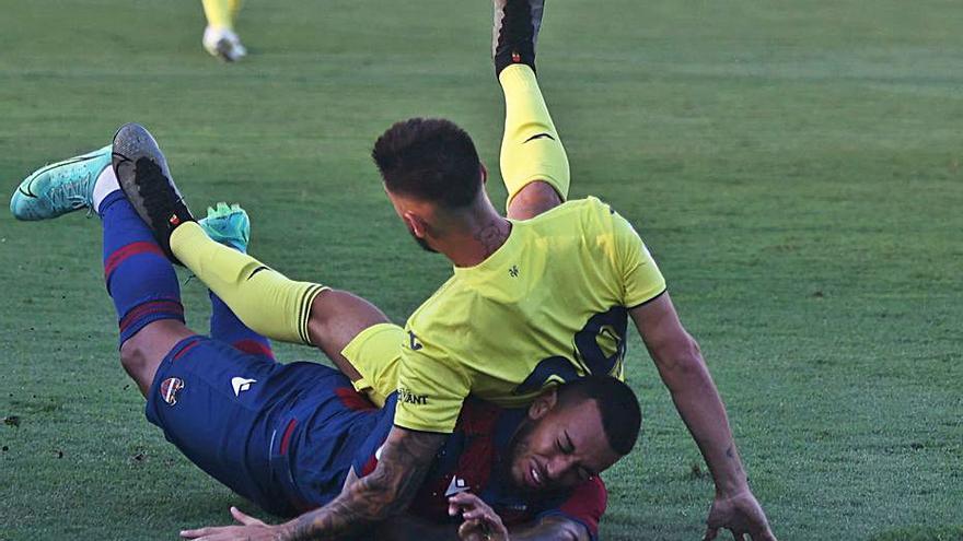 Vezo, en el suelo, en el partido de ayer en Villarreal.  | GABRIEL UTIEL BLANCO