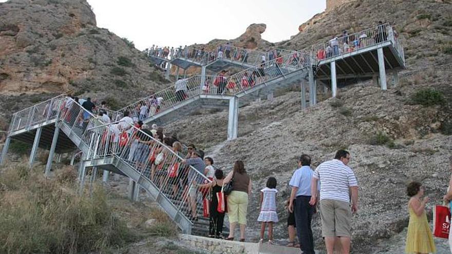 Alrededor de unas cien personas presenciaron la inauguración del acceso  al Castillo de Sax