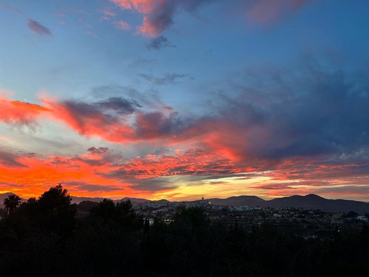 El perfil del Poble Nou de Benitatxell y el cielo arrebolado