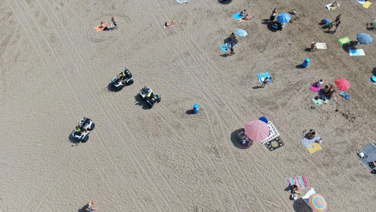 Quads de la Policía Local en una playa de València a vista de dron.