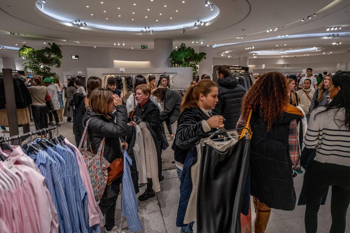 El Zara de Passeig de Gràcia, este viernes, día del Black Friday.