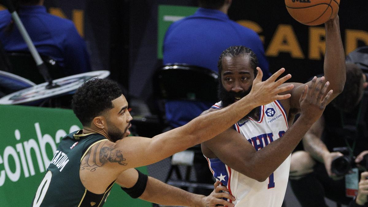 Jayson Tatum defendiendo a James Harden