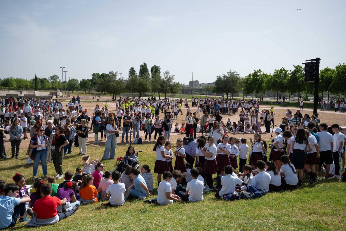 Fotogalería | Miles de niños bailan folklore en Badajoz para reivindicar la identidad y tradición extremeña