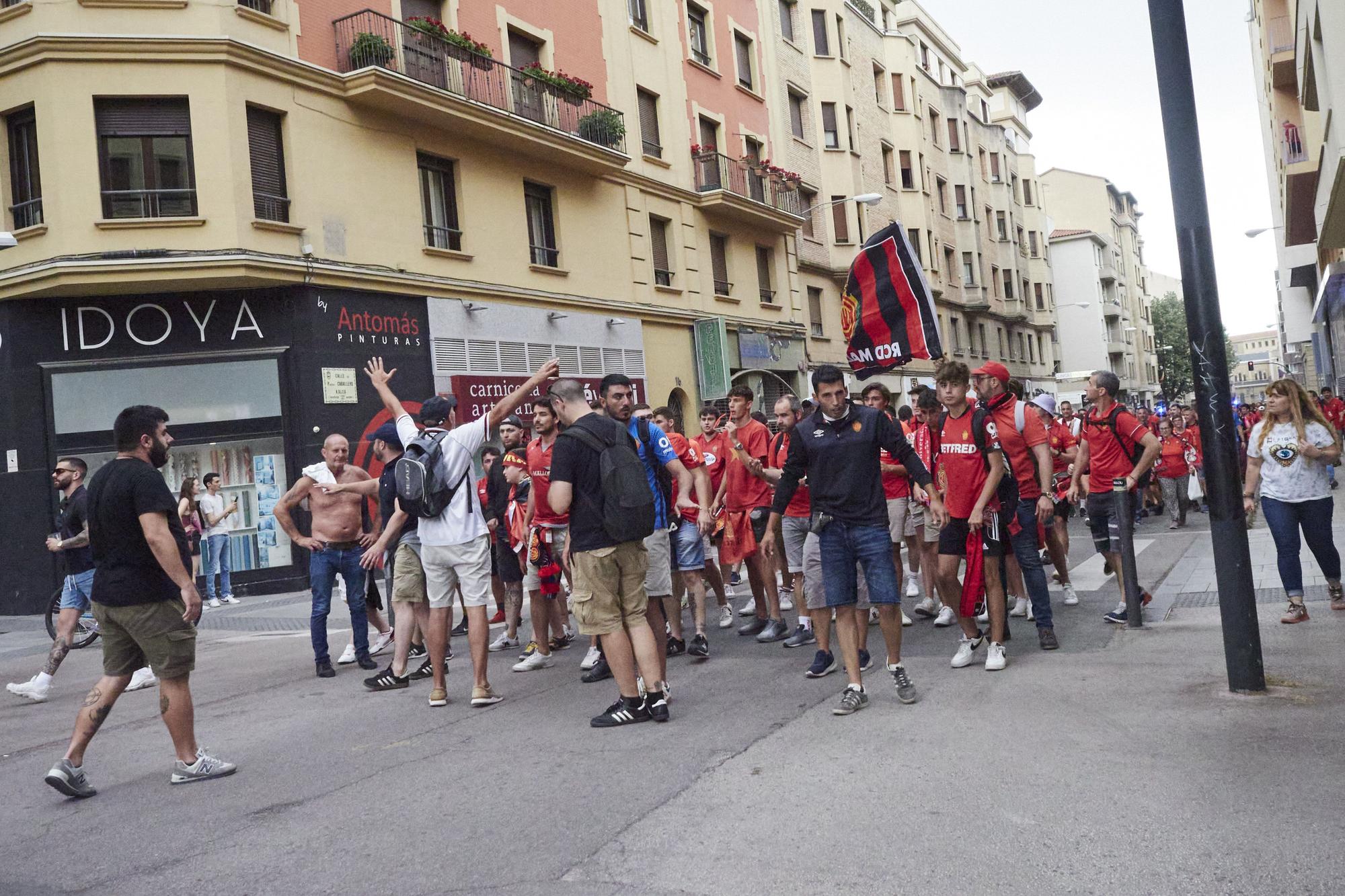 Aficionados del RCD Mallorca dirigiéndose al estadio de el Sadar