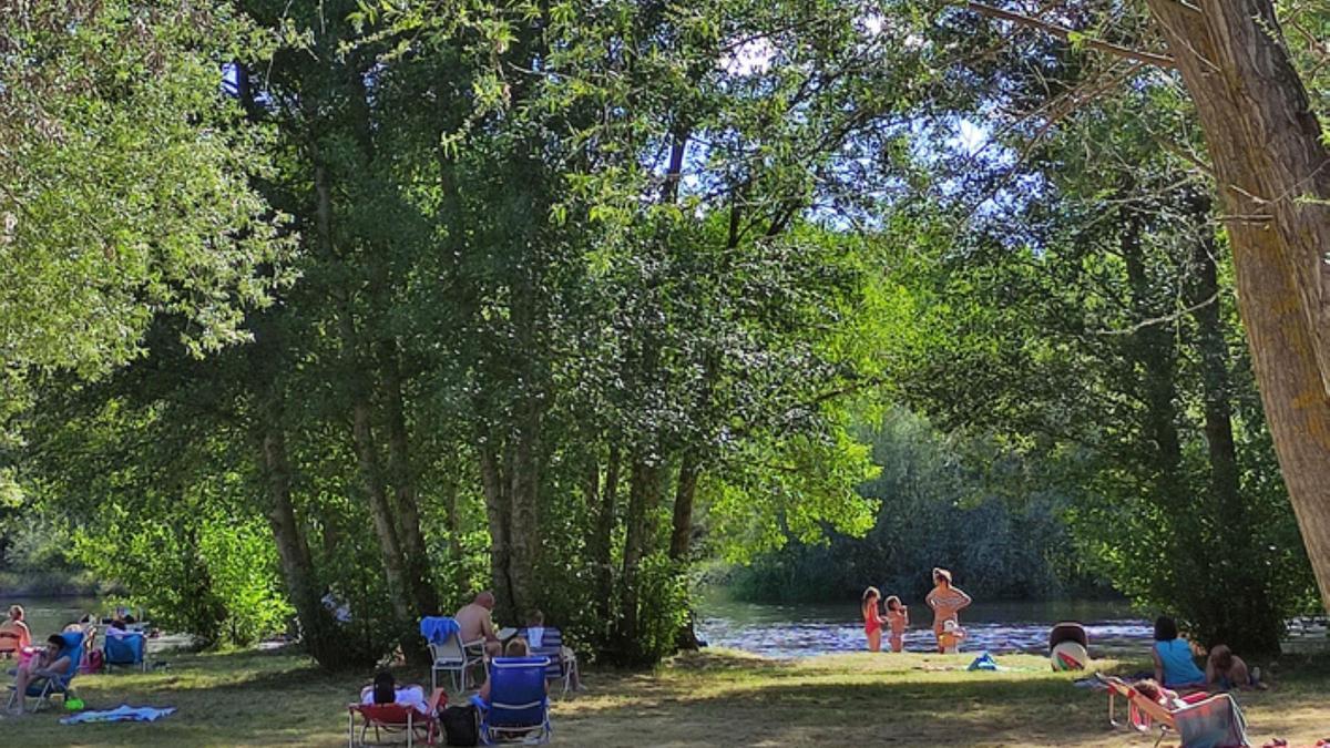 En Mózar ya se disfruta de la zona de baño desde hace semanas. | E. P.