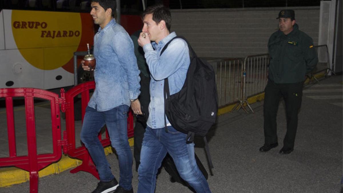 Suárez, con su inseparable mate, y Messi, a su llegada a Granada