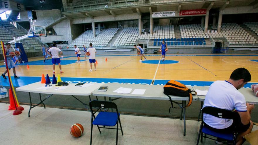 Los jugadores del HLA en un entrenamiento con las gradas del Ferrándiz vacías como estarán mañana.