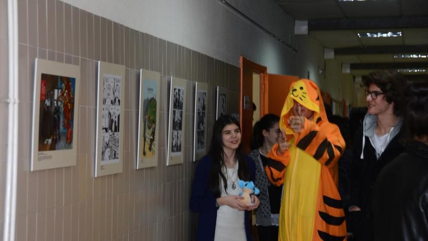 Alumnos moañeses, esta mañana, viendo la exposición // G.N.