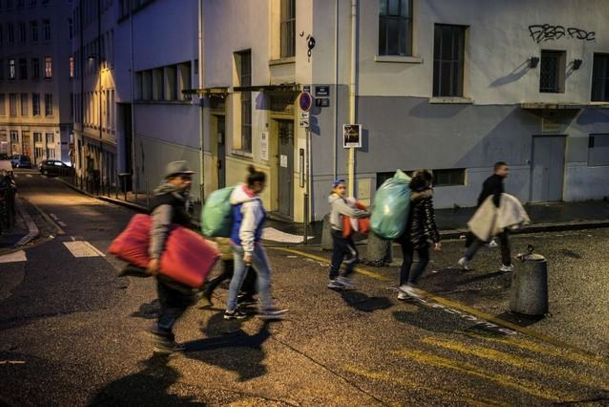 Una de las familias sin hogar junto al coche en que reside.