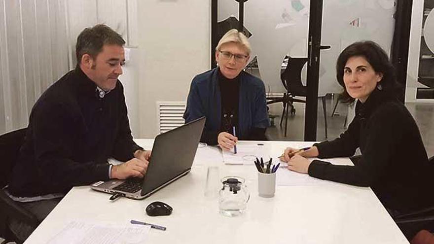 Vicente Rodrigo, Anna Moilanen y Antònia Martín, durante la reunión.