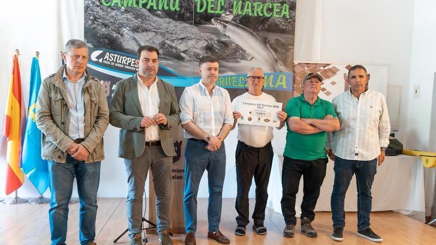 La emotiva "no puja" del campanu en Cornellana: homenaje a un pescador muy querido que deja como herencia al histórico salmón "Viso"