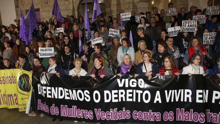 Nuevos actos de repulsa por el crimen  |  Igual que ocurrió el martes, ayer se sucedieron nuevos actos de repulsa por el crimen de violencia machista de Chapela. La calle Príncipe de Vigo fue escenario por la tarde de una concentración convocada por la Rede de Mulleres Veciñais contra os Malos Tratos. Y por la mañana hubo un acto de condena en la Xunta, en el que participaron el presidente, Alberto Núñez Feijóo, y su equipo de Gobierno al completo, así como diversos cargos de varias instituciones gallegas. Los asistentes insistieron en la necesidad de denunciar ante &quot;cualquier indicio&quot; de violencia de género.