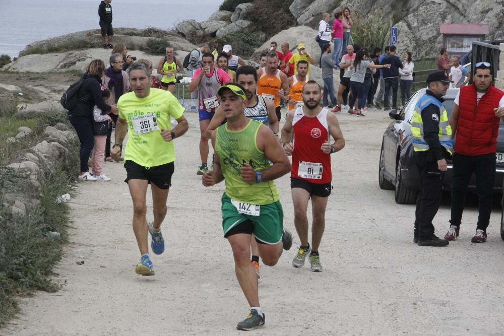 Más de medio millar de corredores completaron el espectacular y exigente recorrido de 21 kilómetros por la Costa da Vela de Cangas.