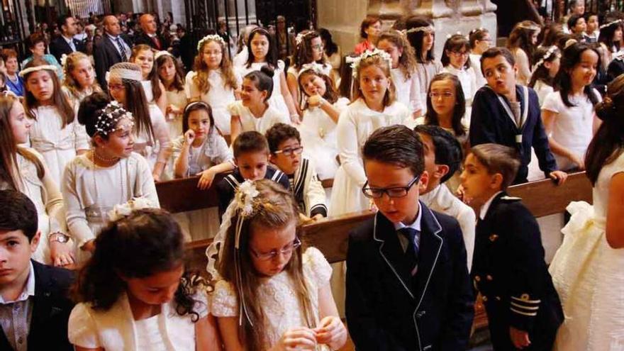 Los niños de comunión, dentro de la Catedral.