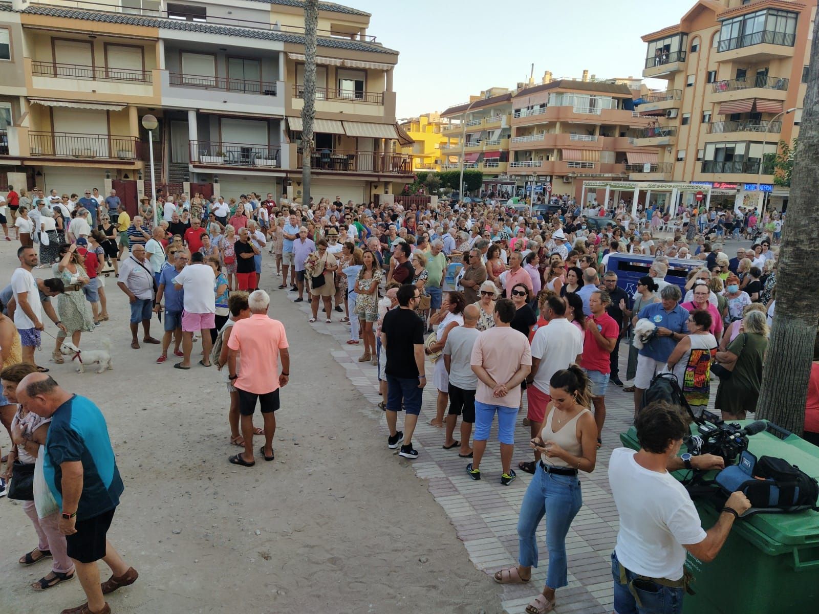 Miles de vecinos de los pueblos de la costa protestan contra los derribos en primera línea