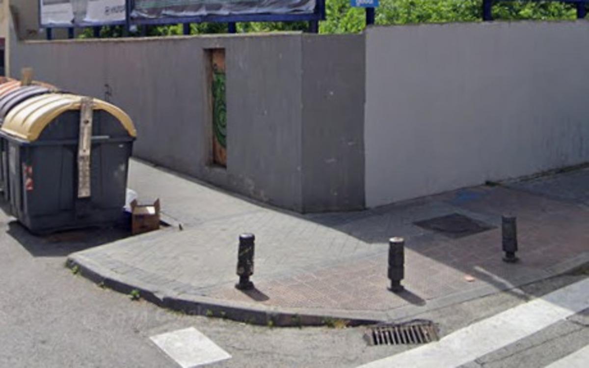 Solar abandonado junto a los contenedores, el origen del problema en calle San Clemente