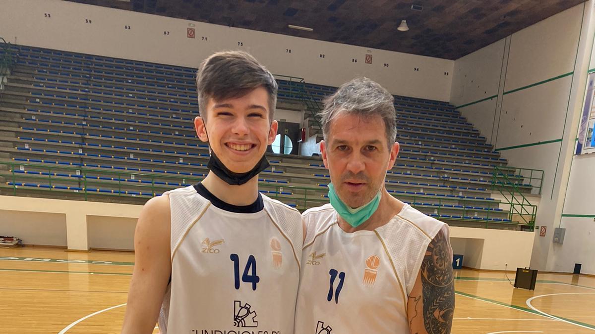 Padre e hijo en el pabellón de Narón al término de un partido que nunca podrán olvidar.