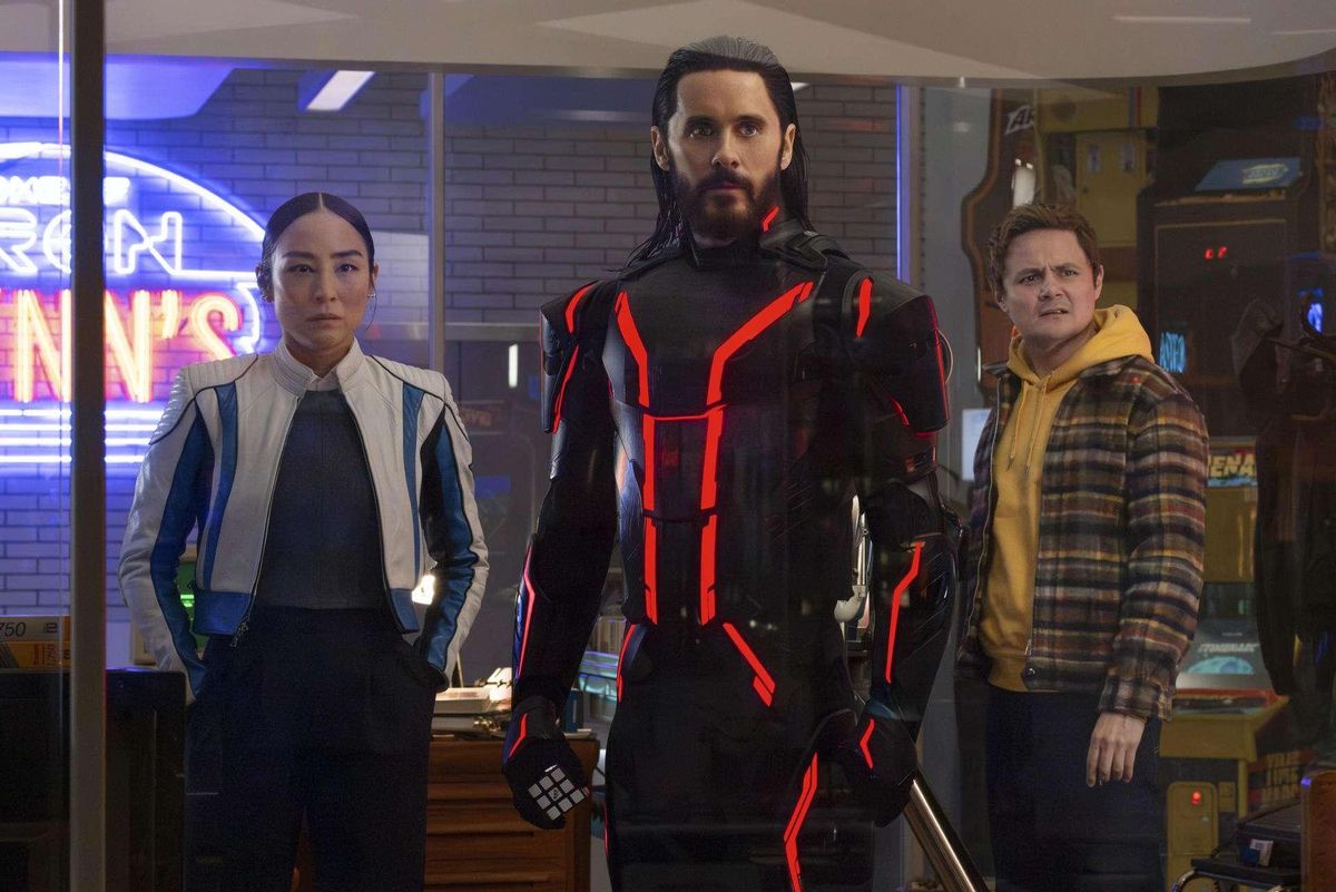 Jared Leto y Greta Lee en Tron: Ares. Jared Leto y Greta Lee en Tron: Ares.