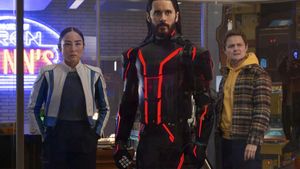 Jared Leto y Greta Lee en Tron: Ares.