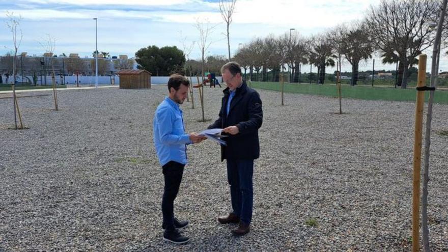 L’alcalde, Francisco Juan (d), va visitar la zona recreativa d’Alcossebre.