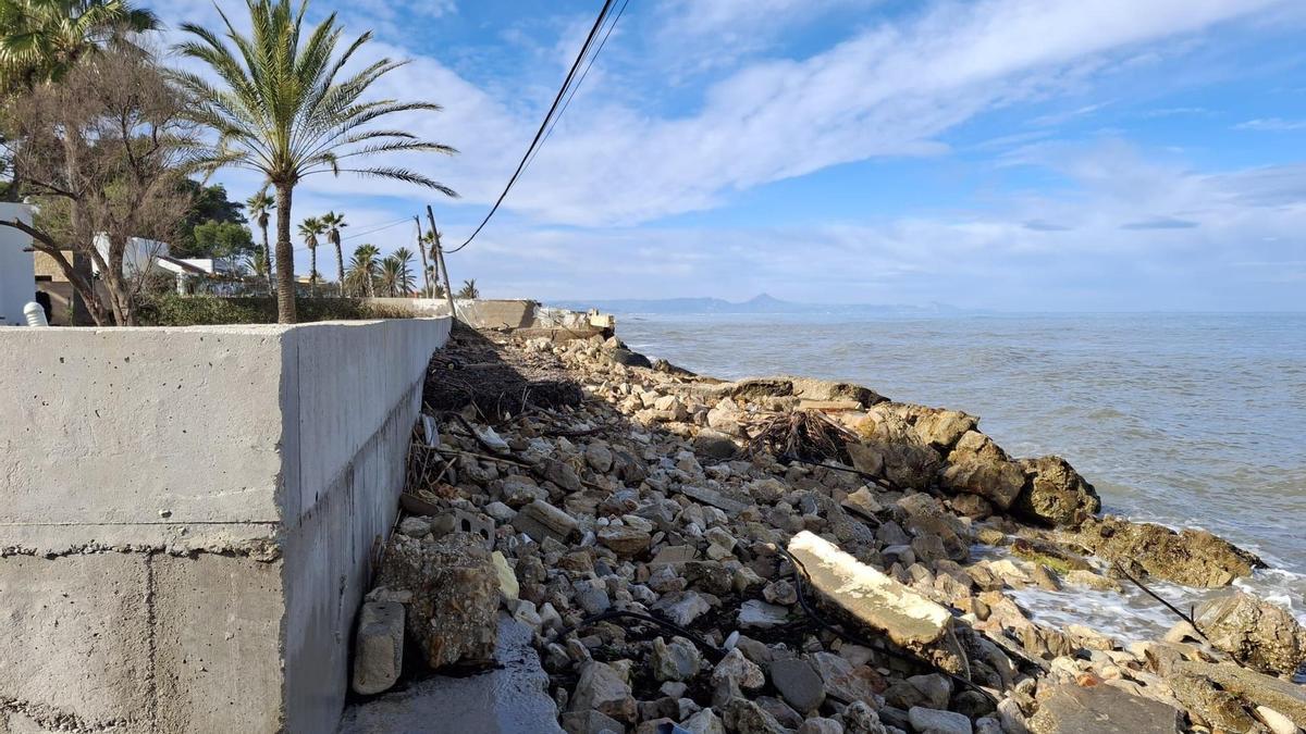 Tramo conocido como «Blay Beach» de la playa de Les Marines, afectada por el último temporal.