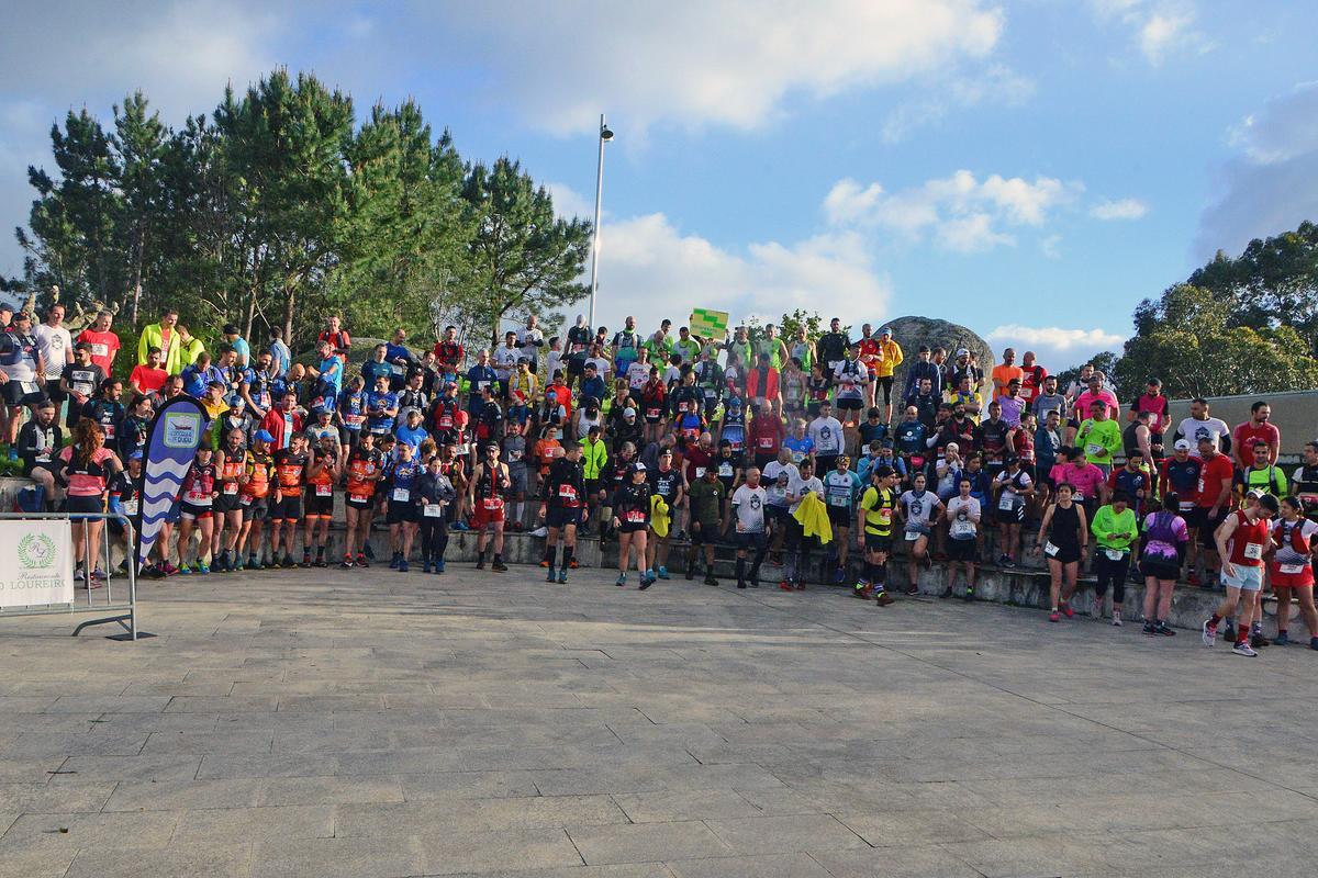 Fotografía de familia de parte de los corredores que estuvieron en el Trail do Nocedo ayer.